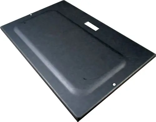Schwarze Metallplatte mit vertiefter Oberfläche und Befestigungslöchern, geeignet für die Brennkammer. Produkt von Wolf, möglicherweise Teil eines Heizsystems.